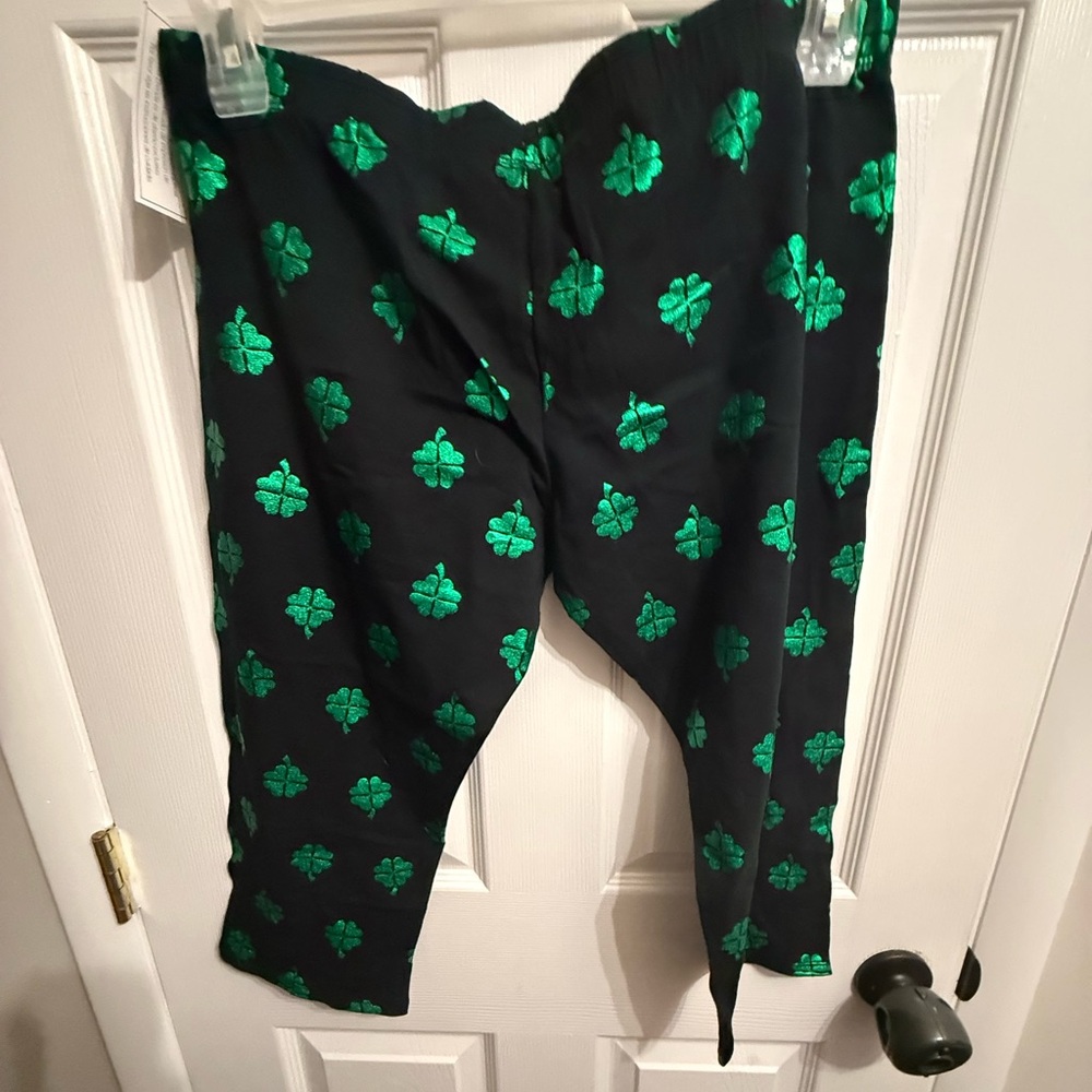 Black and Green Clover Print Capri Leggings